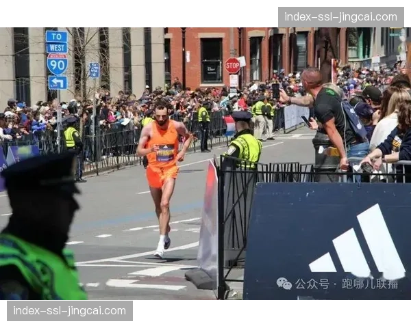 波士顿马拉松现场：82岁高龄跑者完赛，其已连续50年参加此项赛事